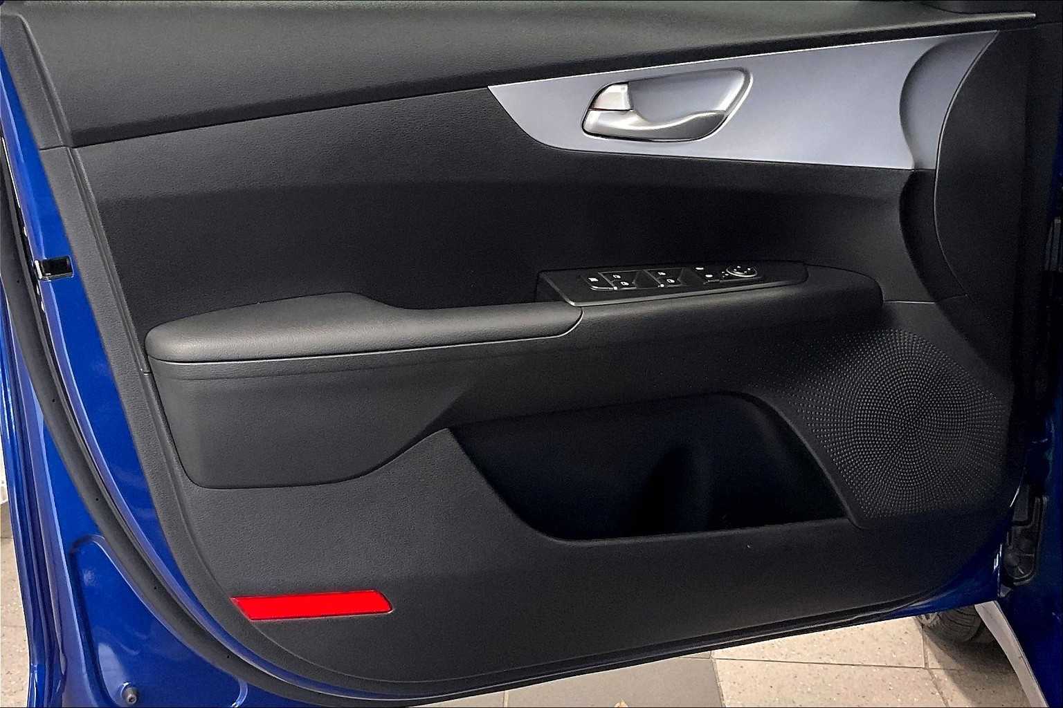 2024 Kia Forte LXS - Photo 9