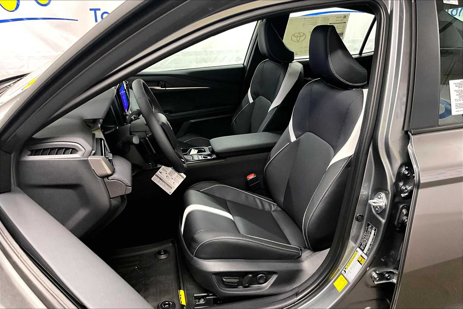 2025 Toyota Camry SE - Photo 11