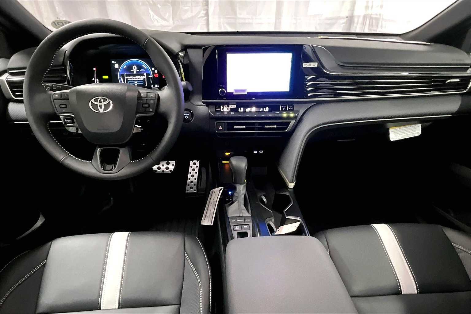 2025 Toyota Camry SE - Photo 12