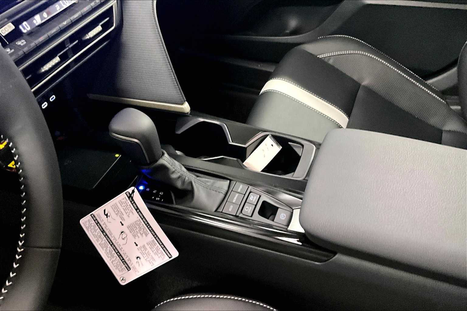 2025 Toyota Camry SE - Photo 14