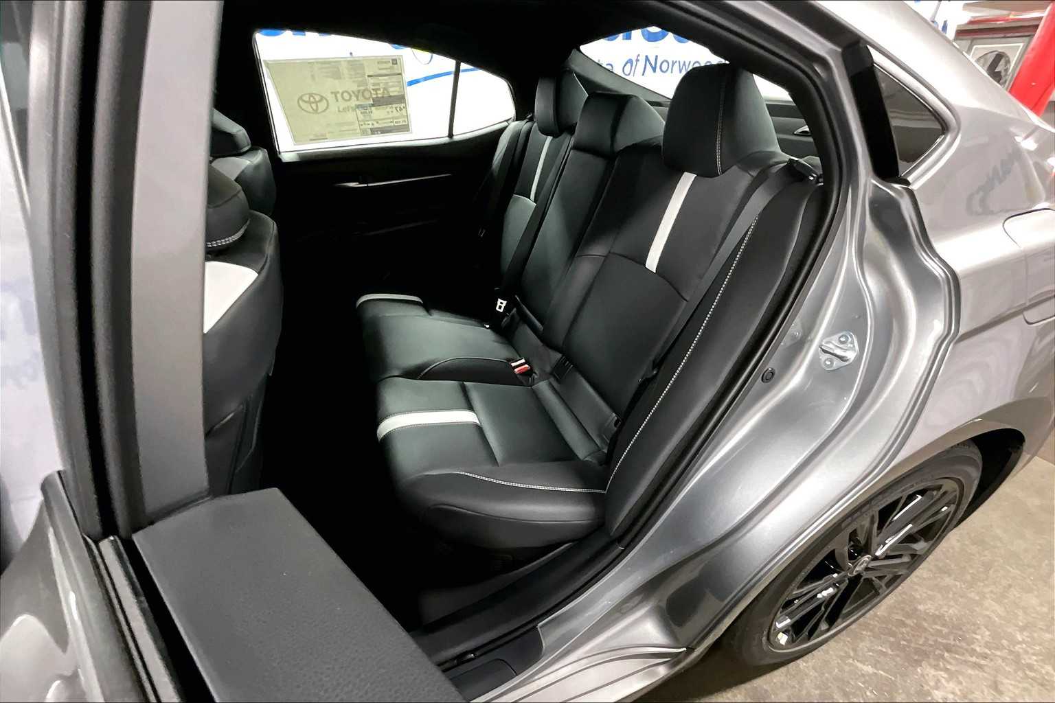 2025 Toyota Camry SE - Photo 15