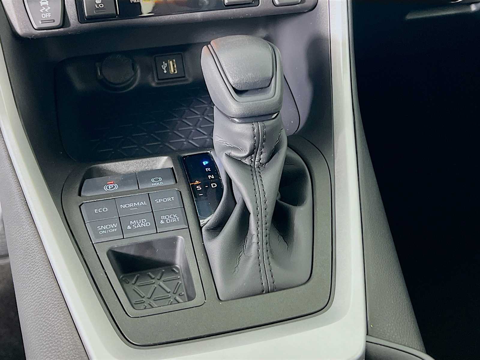 2025 Toyota RAV4 XLE - Photo 11