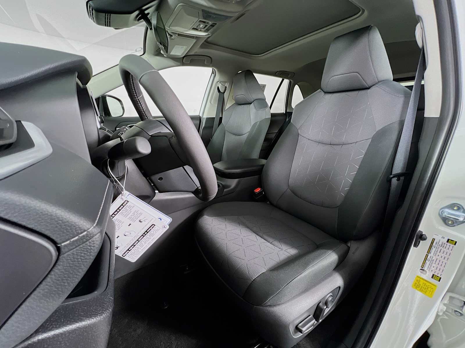 2025 Toyota RAV4 XLE - Photo 12