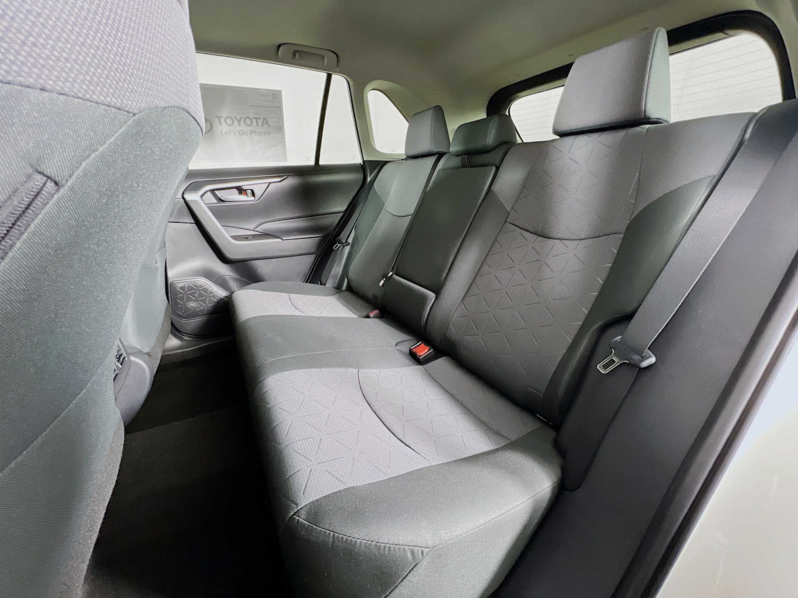 2025 Toyota RAV4 XLE - Photo 13