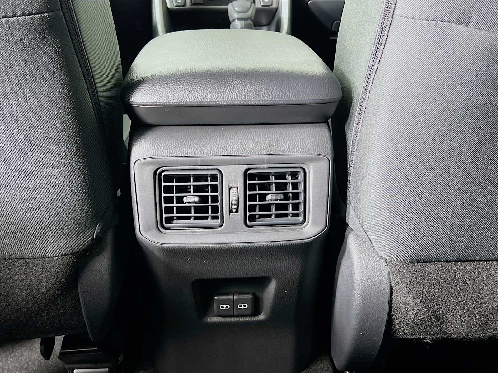 2025 Toyota RAV4 XLE - Photo 14