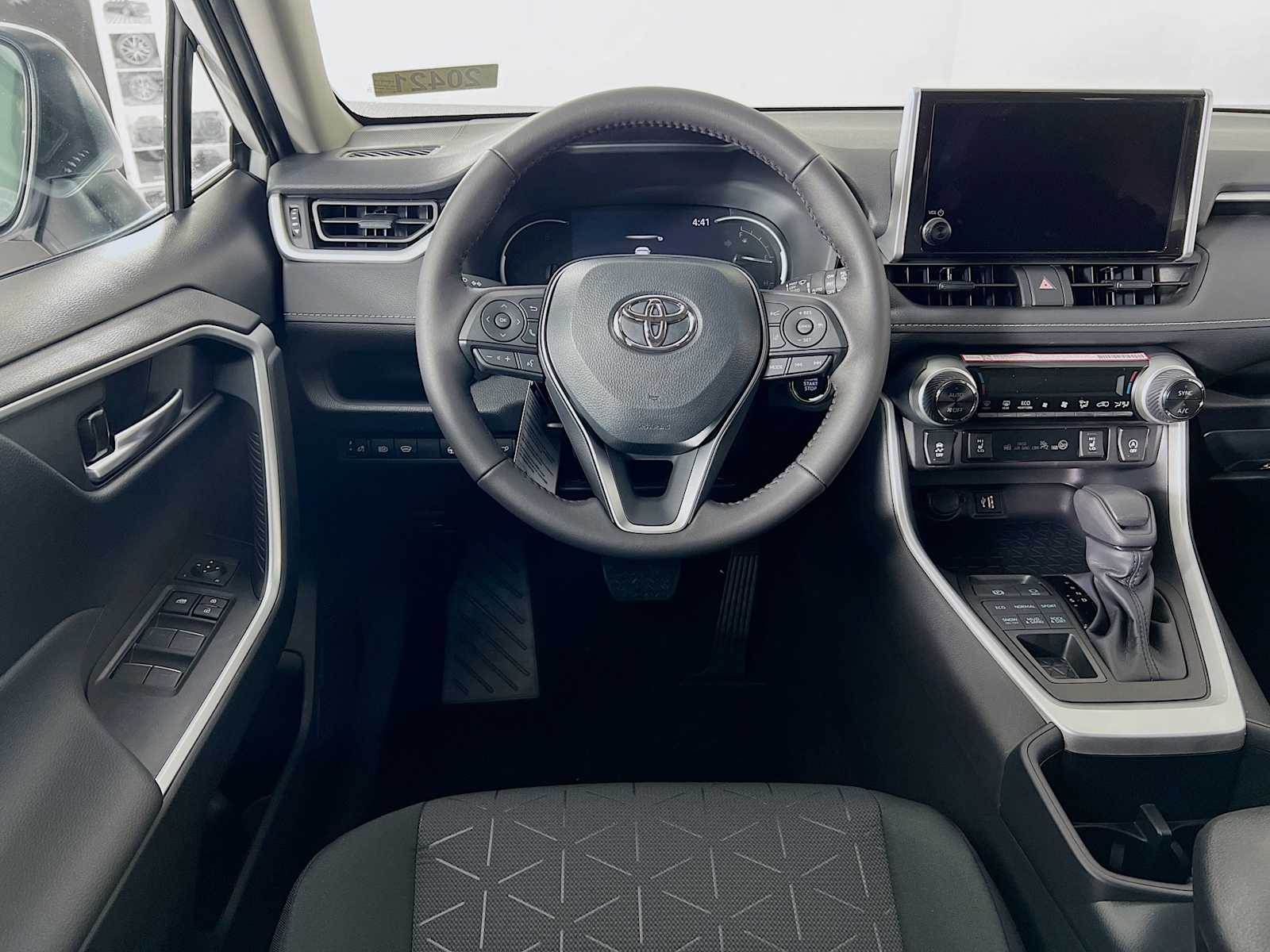 2025 Toyota RAV4 XLE - Photo 15