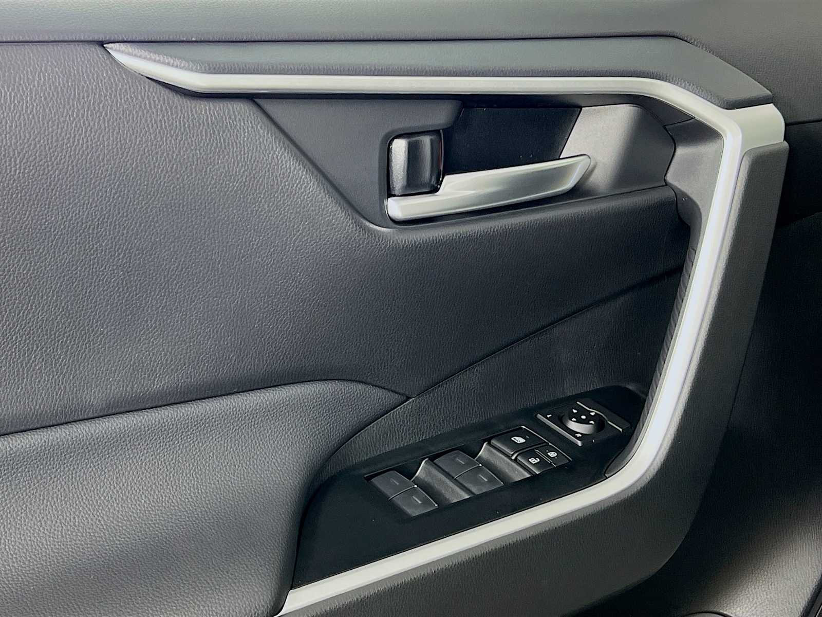 2025 Toyota RAV4 XLE - Photo 16