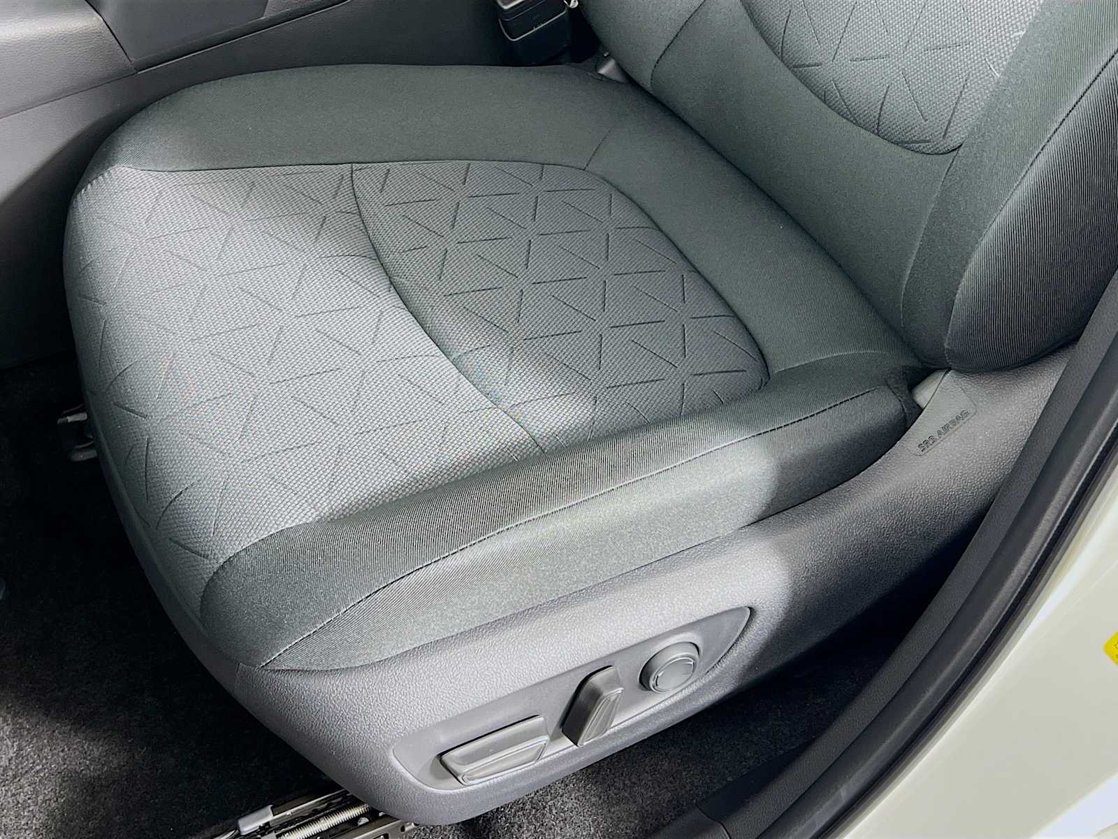 2025 Toyota RAV4 XLE - Photo 17