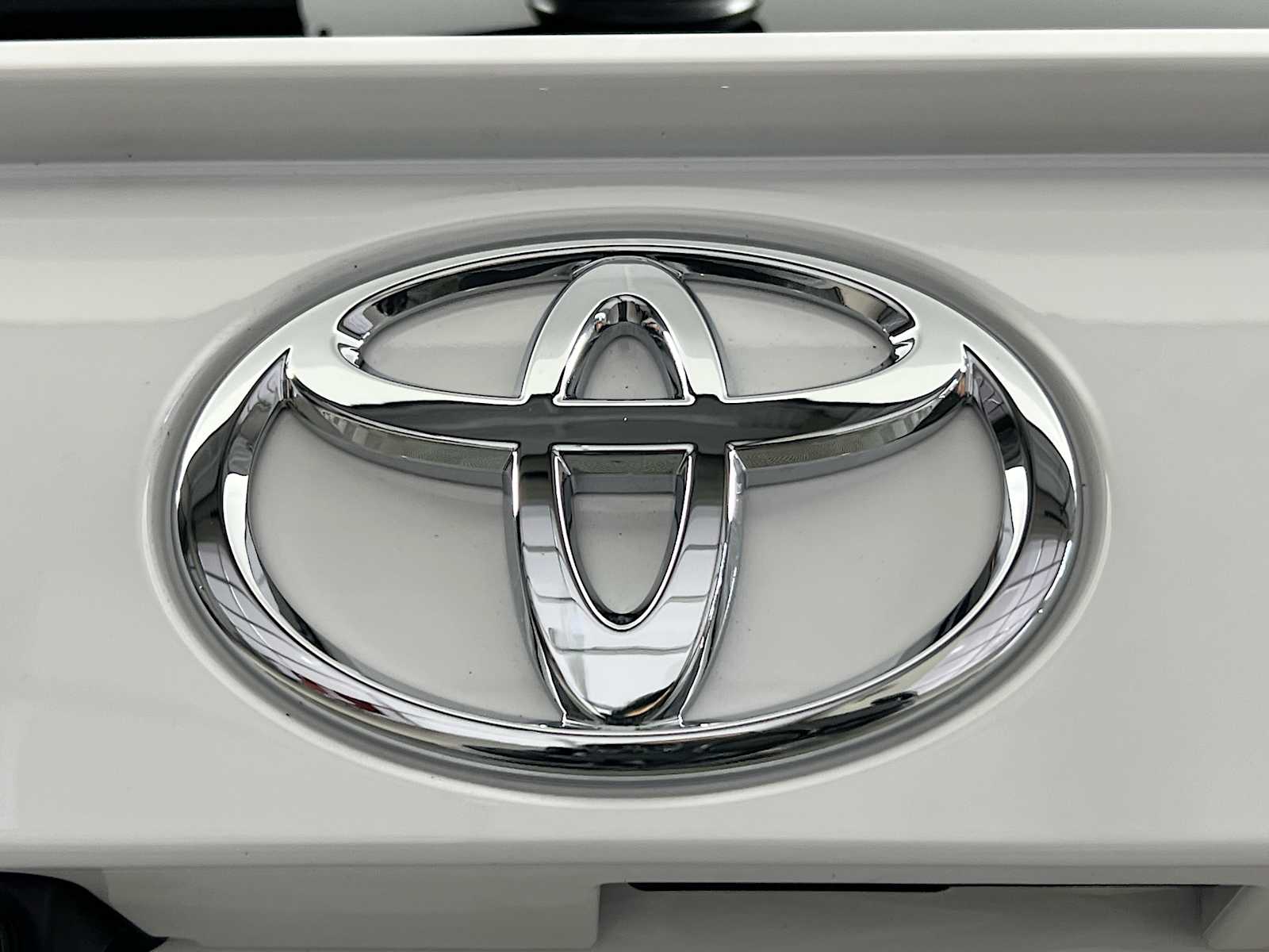 2025 Toyota RAV4 XLE - Photo 18
