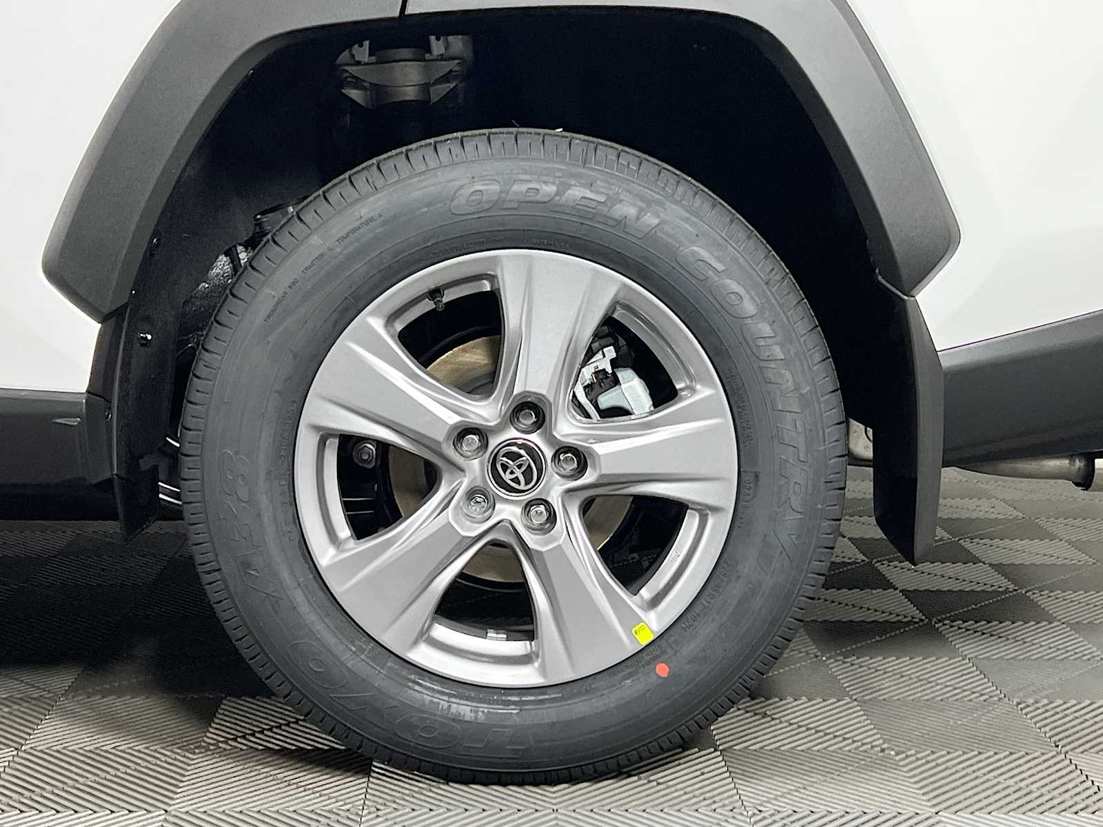 2025 Toyota RAV4 XLE - Photo 19