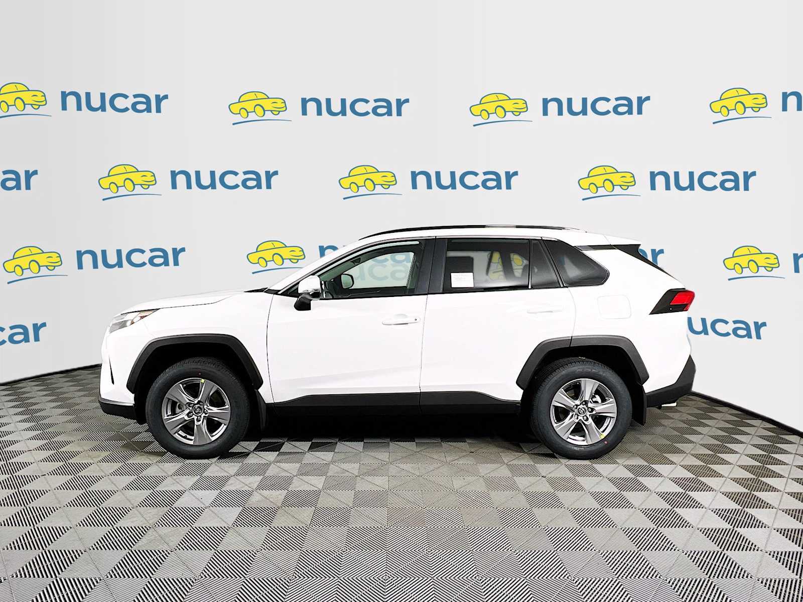 2025 Toyota RAV4 XLE - Photo 3