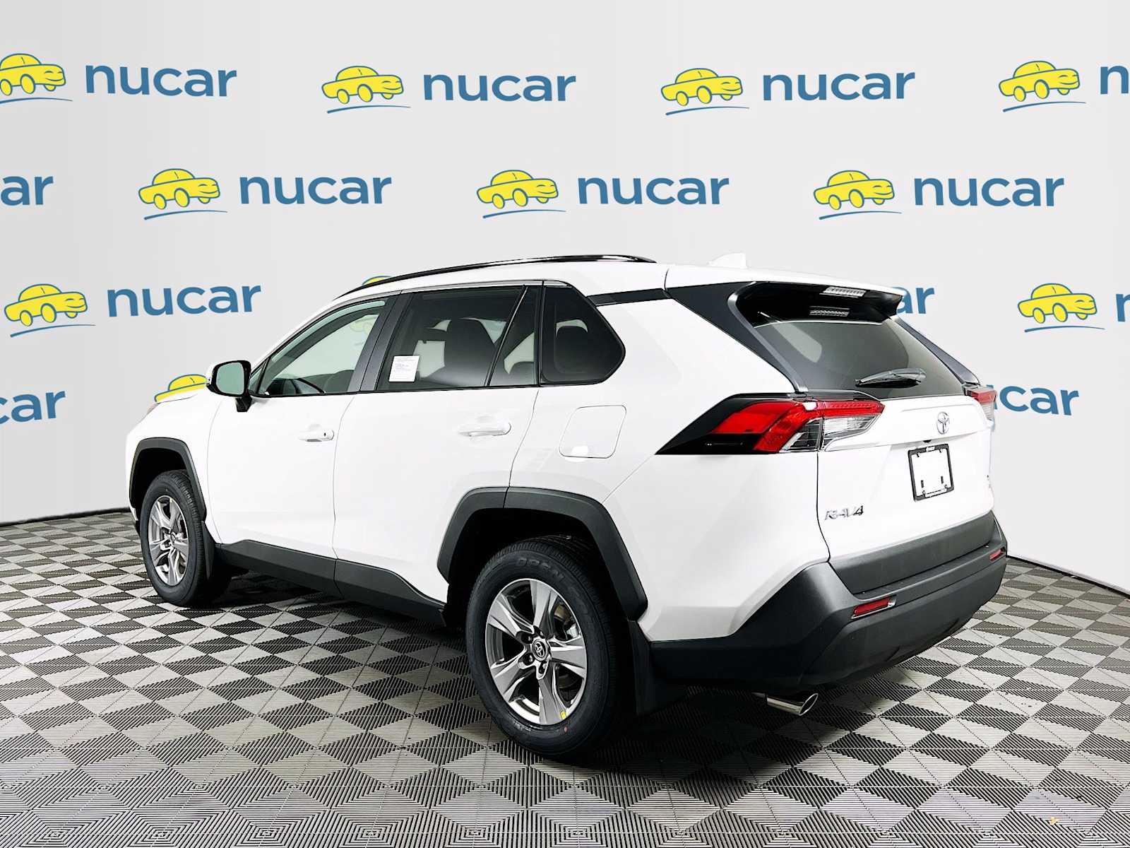 2025 Toyota RAV4 XLE - Photo 4