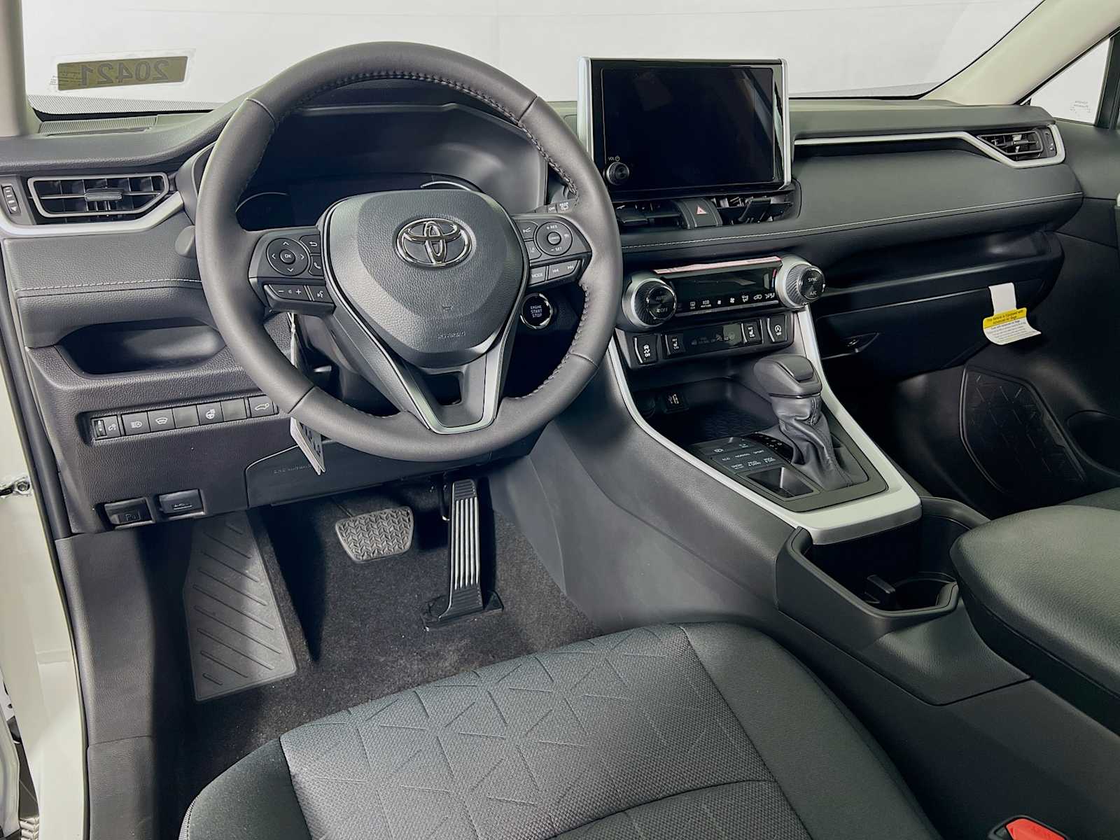 2025 Toyota RAV4 XLE - Photo 6