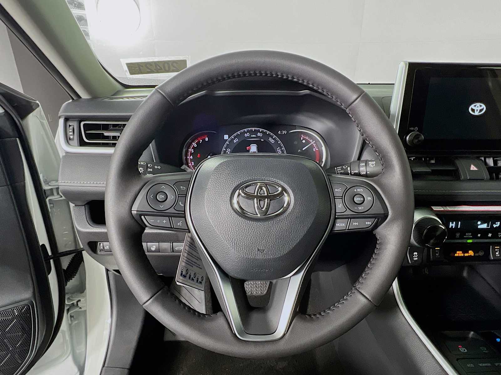 2025 Toyota RAV4 XLE - Photo 7