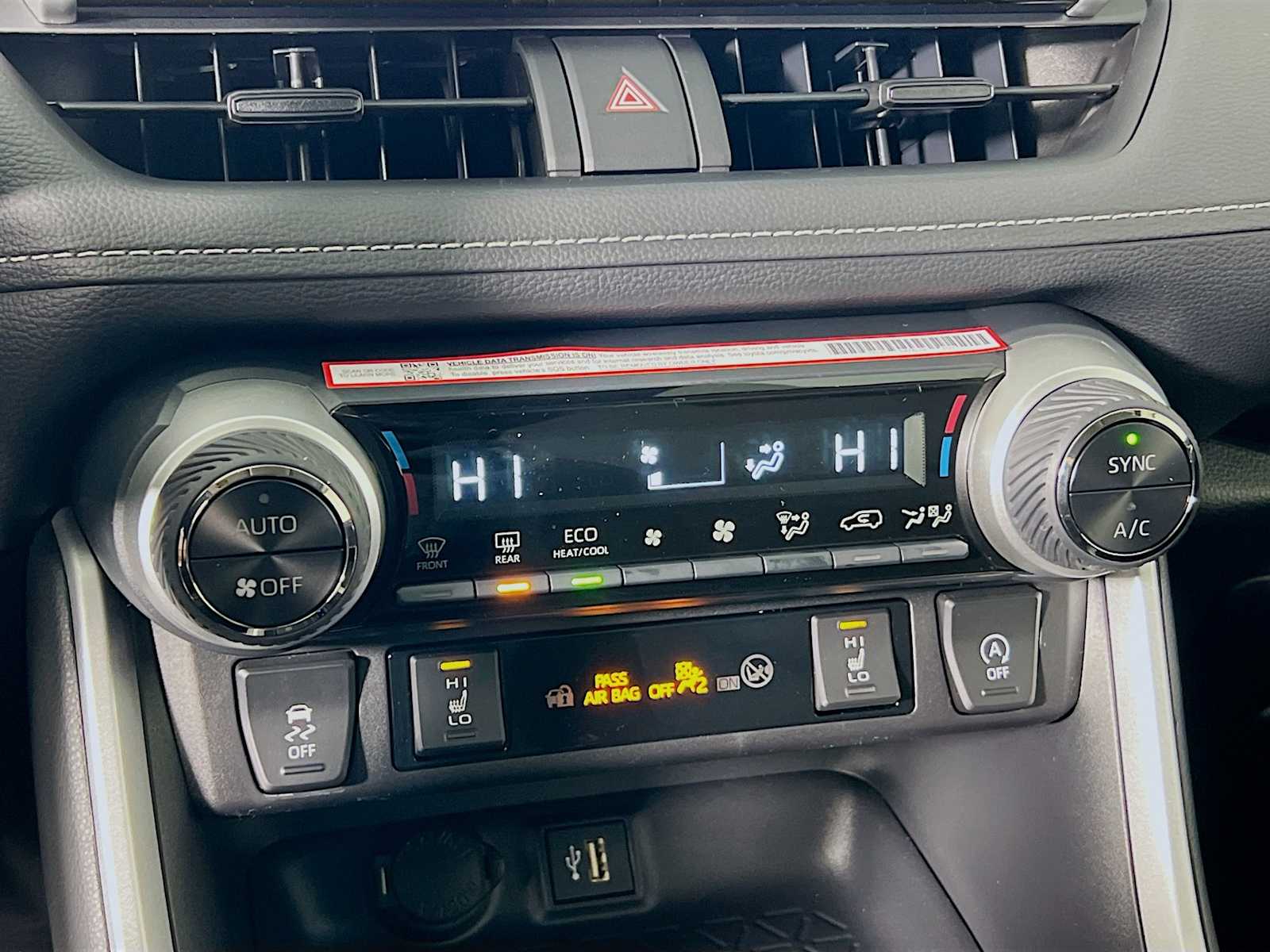 2025 Toyota RAV4 XLE - Photo 10