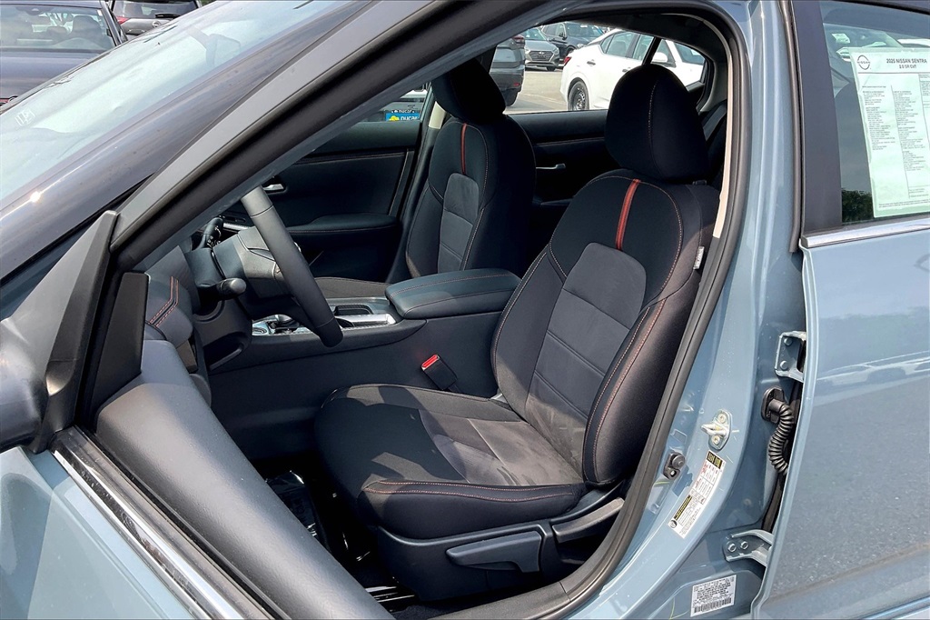 2025 Nissan Sentra SR - Photo 11
