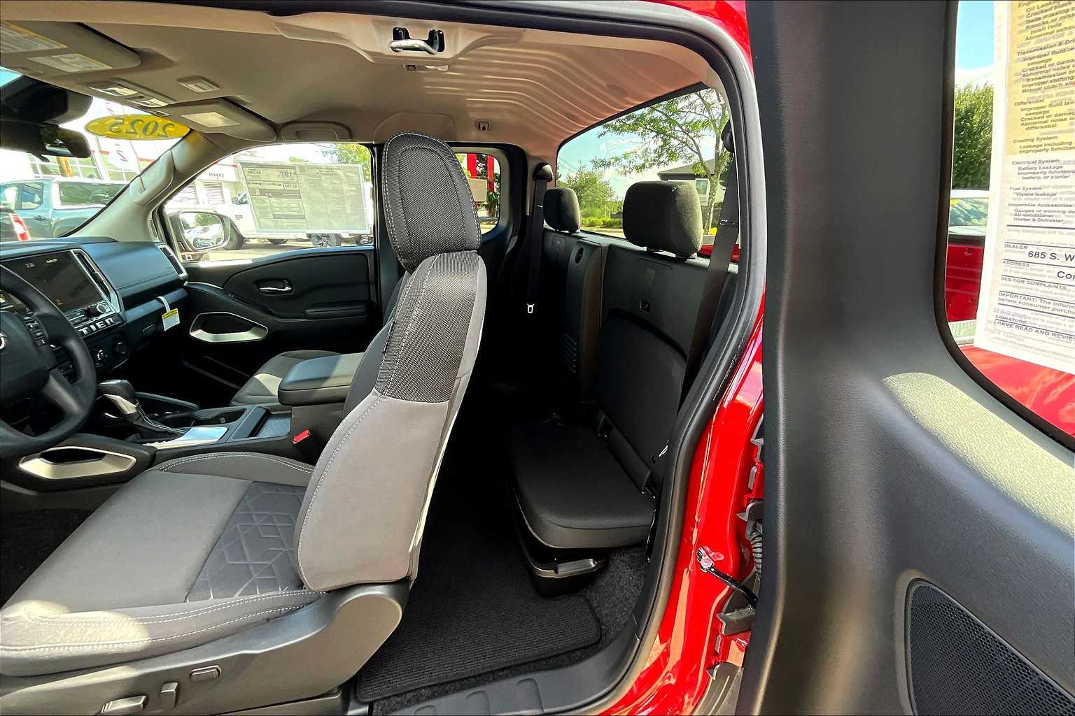 2025 Nissan Frontier SV - Photo 15