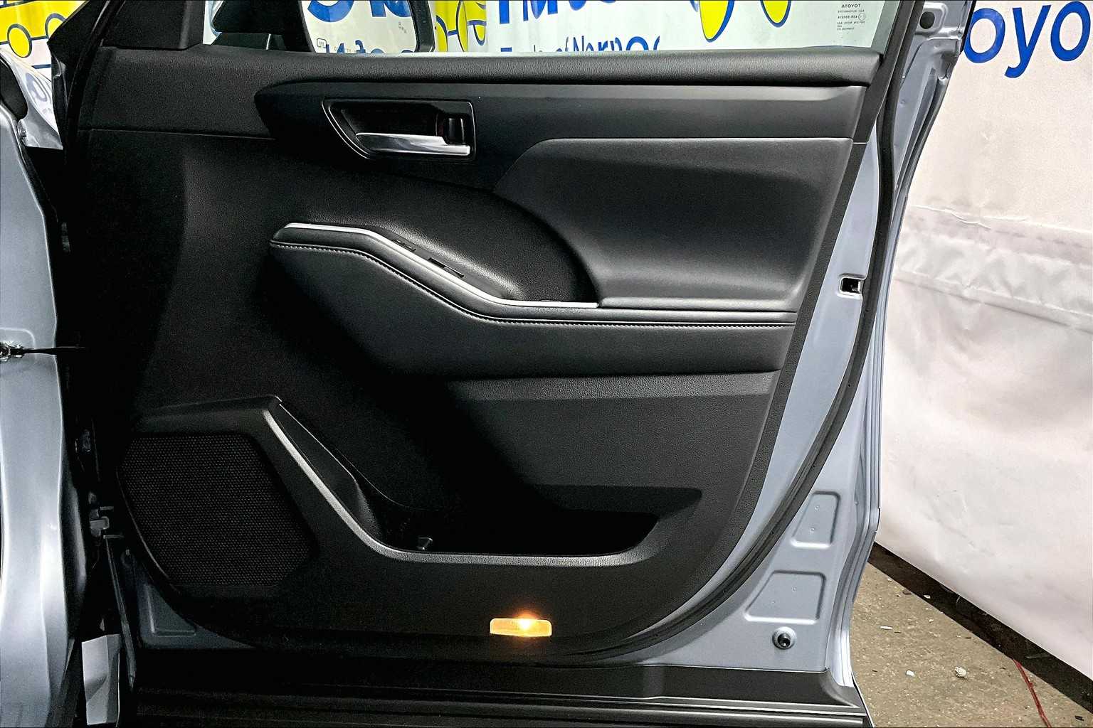 2022 Toyota Highlander XLE - Photo 12