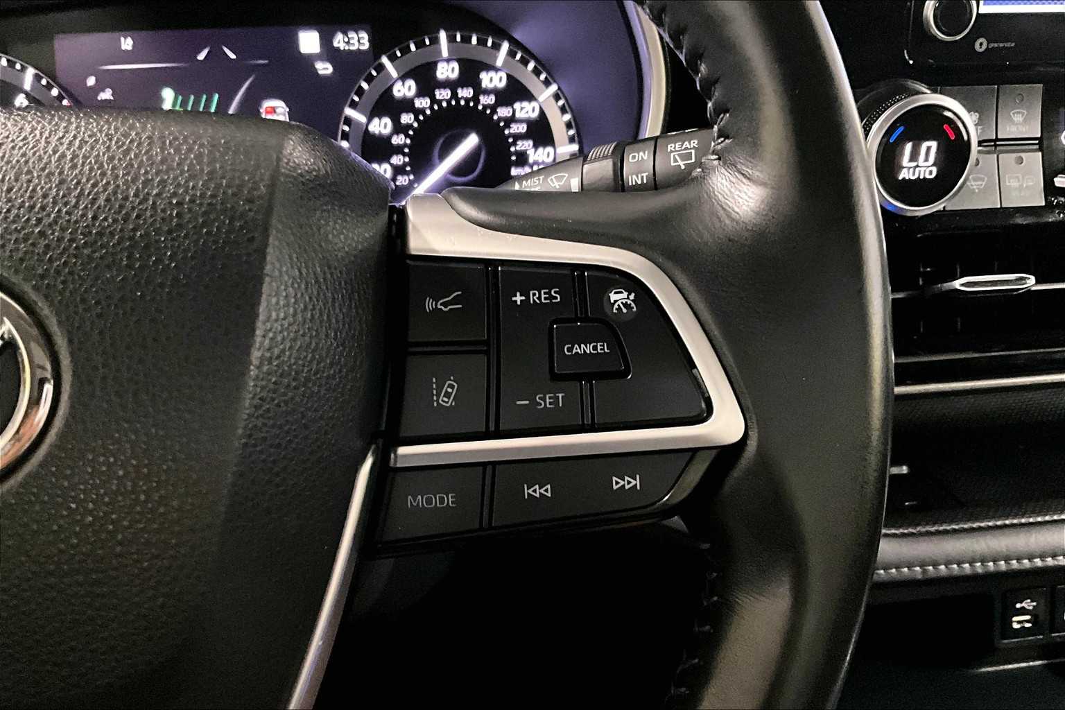 2022 Toyota Highlander XLE - Photo 25