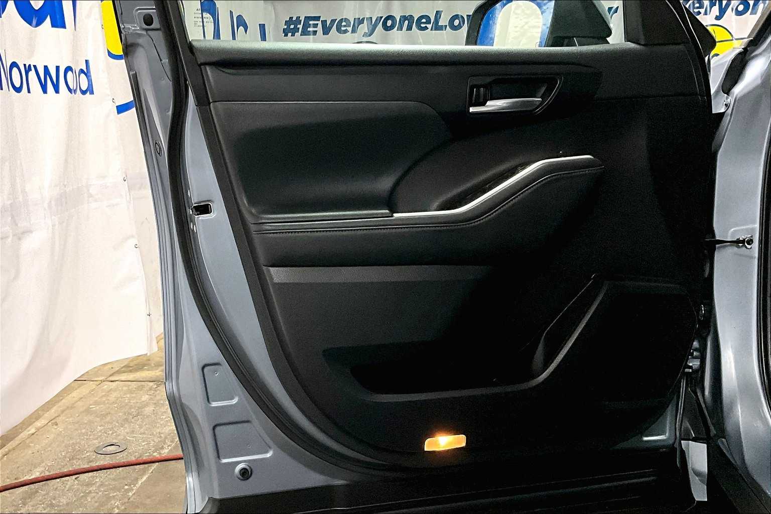 2022 Toyota Highlander XLE - Photo 9
