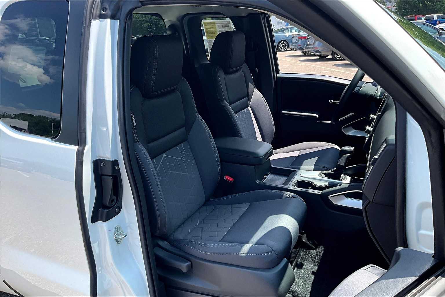 2025 Nissan Frontier SV - Photo 11