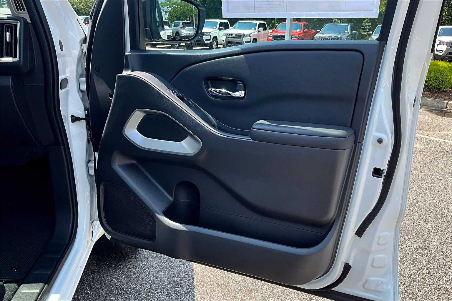 2025 Nissan Frontier SV - Photo 12