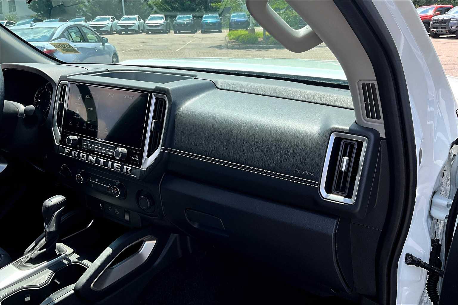 2025 Nissan Frontier SV - Photo 13