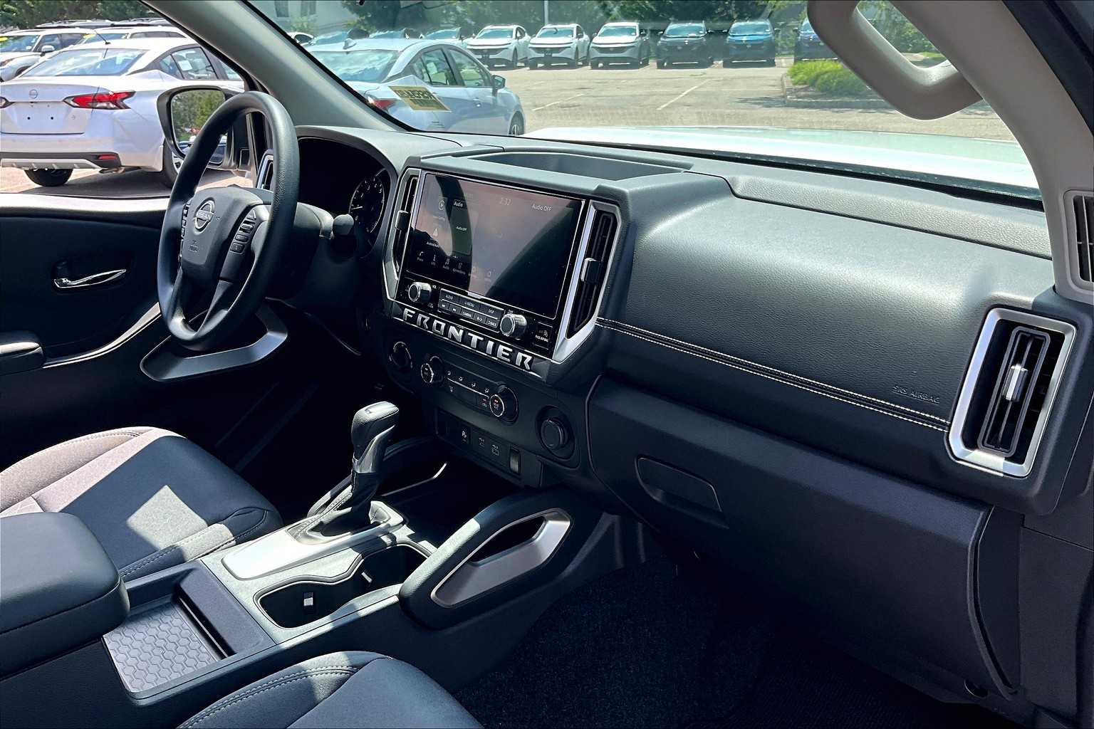 2025 Nissan Frontier SV - Photo 14