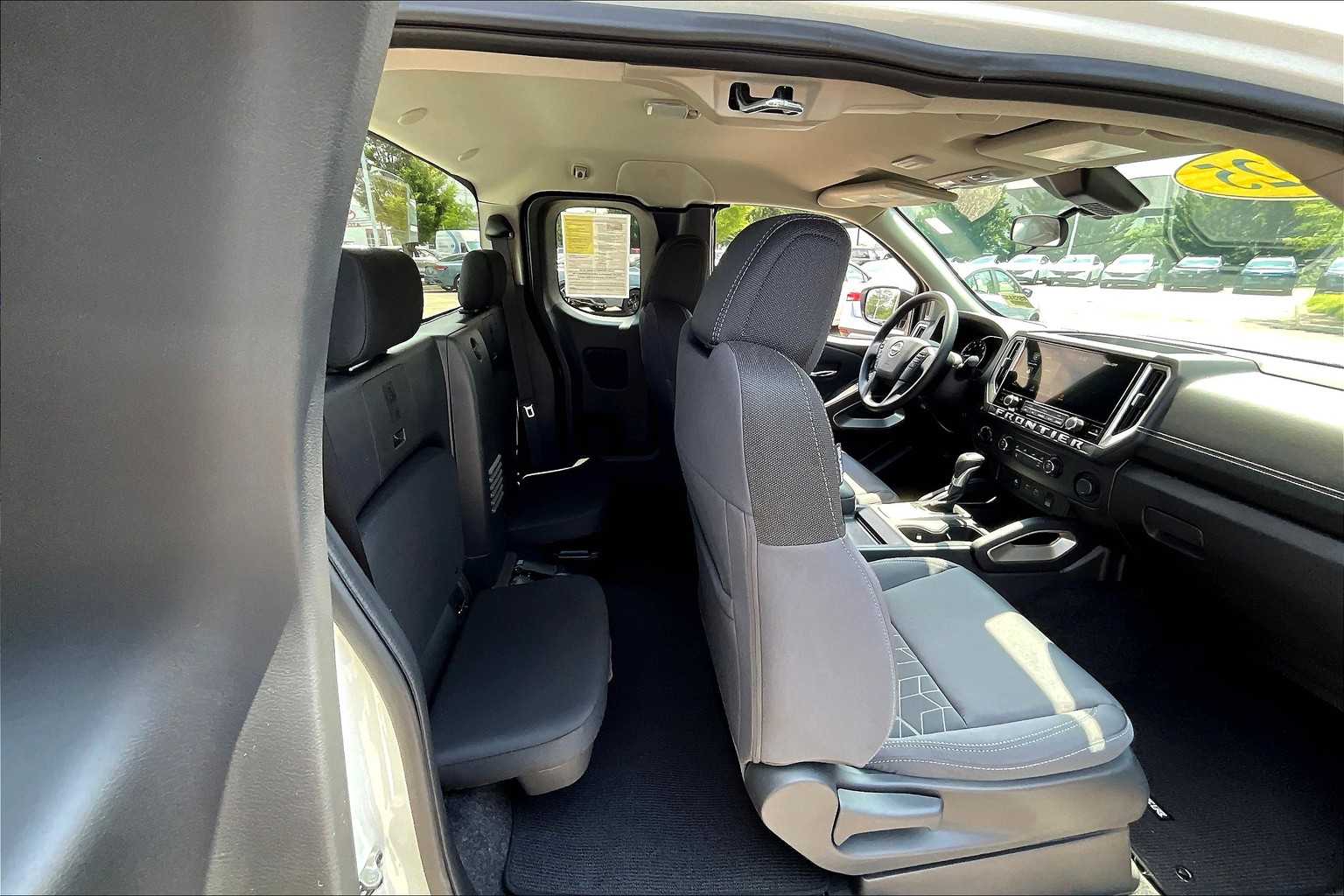 2025 Nissan Frontier SV - Photo 16