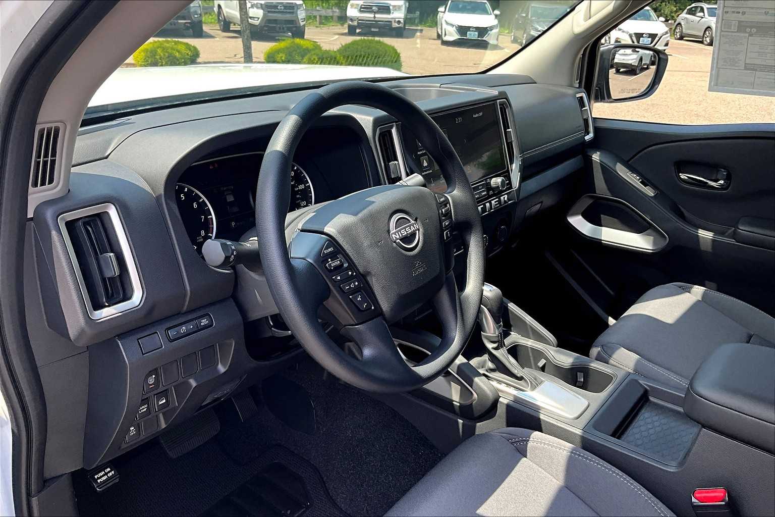 2025 Nissan Frontier SV - Photo 8