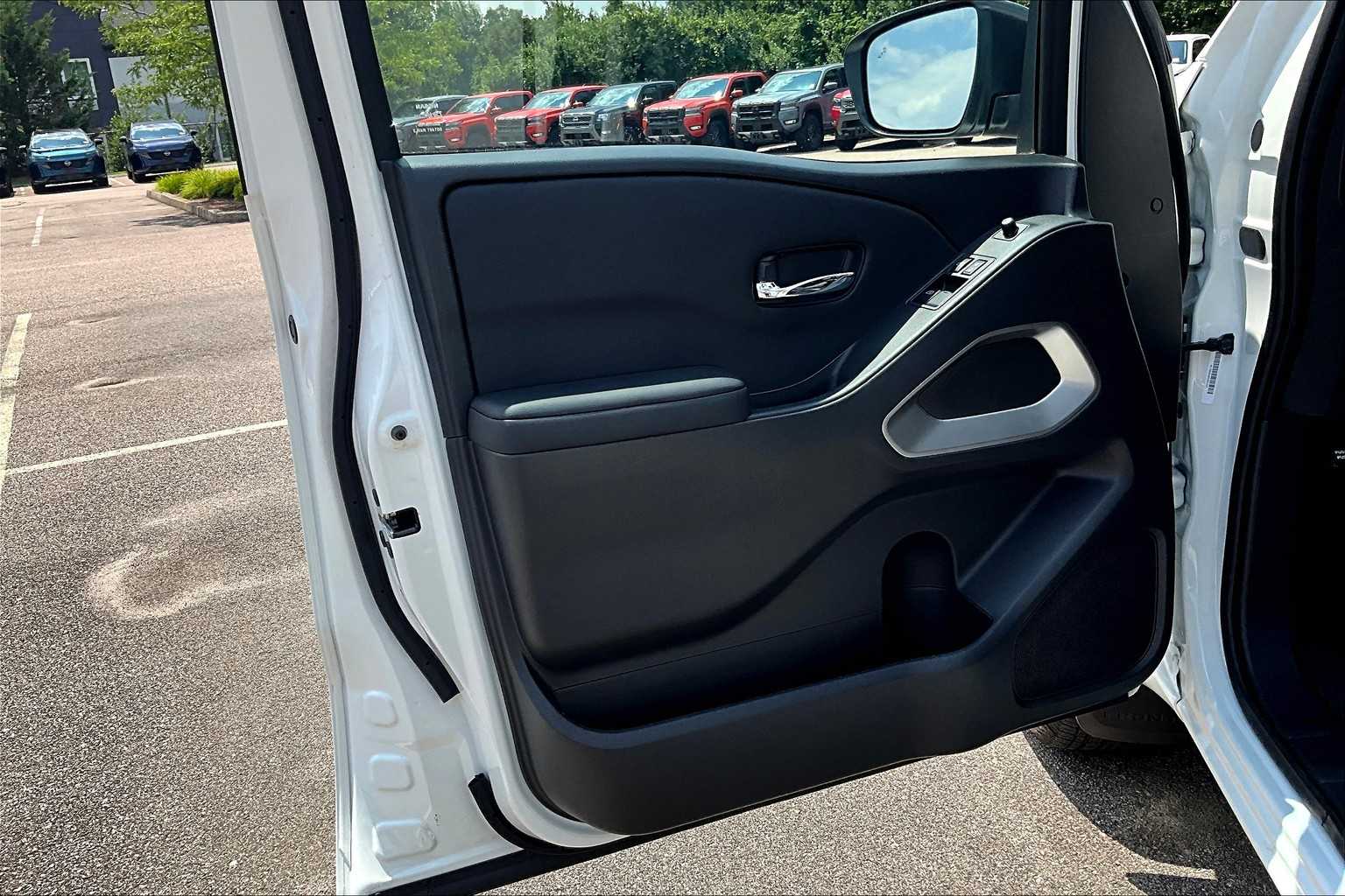 2025 Nissan Frontier SV - Photo 9
