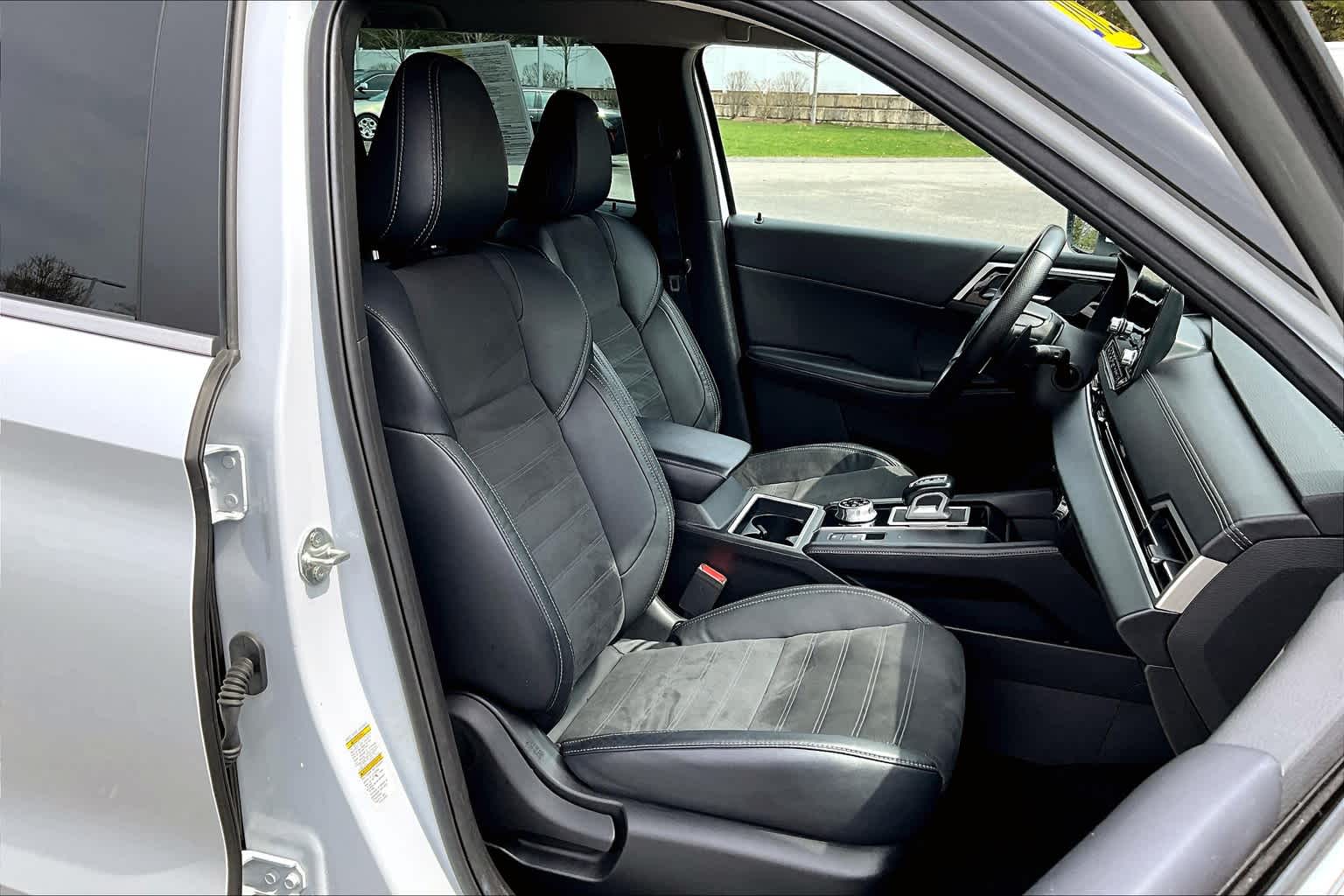 2023 Mitsubishi Outlander SE - Photo 11