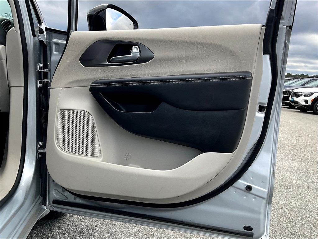 2024 Chrysler Pacifica Touring L - Photo 11
