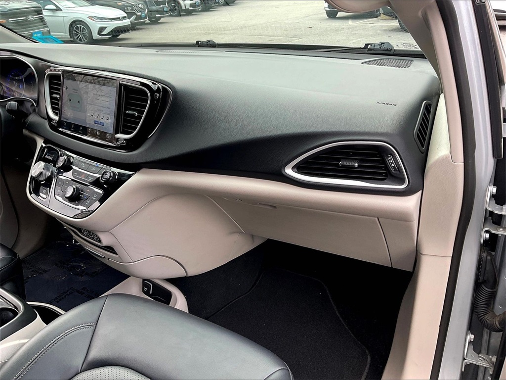 2024 Chrysler Pacifica Touring L - Photo 12