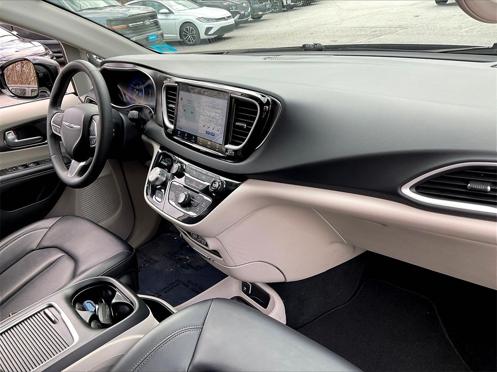 2024 Chrysler Pacifica Touring L - Photo 13