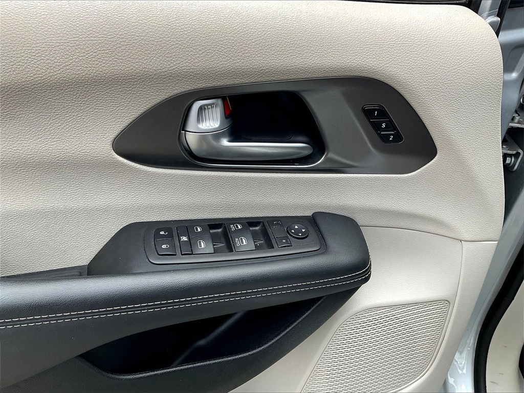 2024 Chrysler Pacifica Touring L - Photo 36