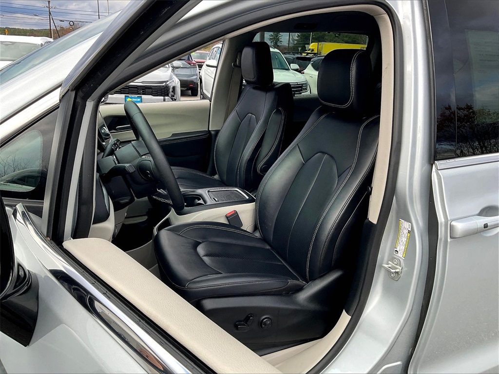 2024 Chrysler Pacifica Touring L - Photo 9