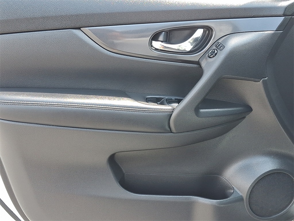 2017 Nissan Rogue SV - Photo 13