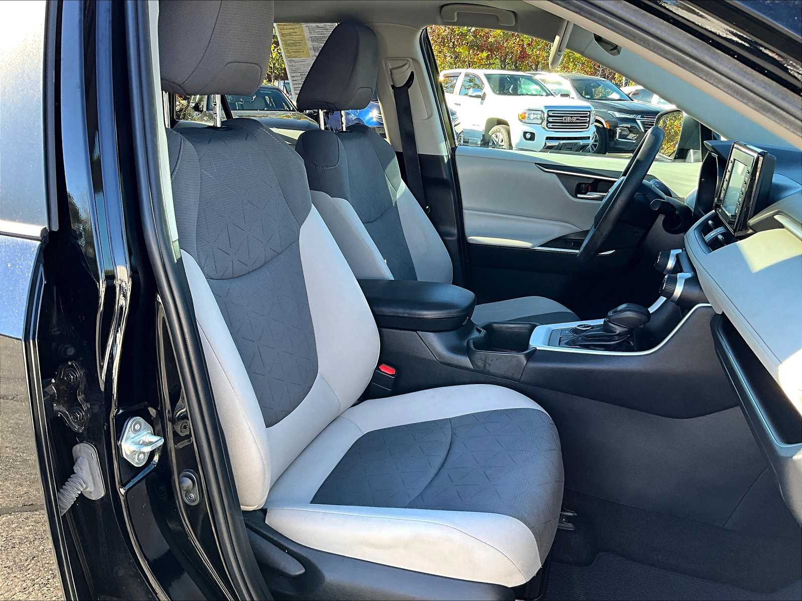 2022 Toyota RAV4 Hybrid XLE - Photo 11