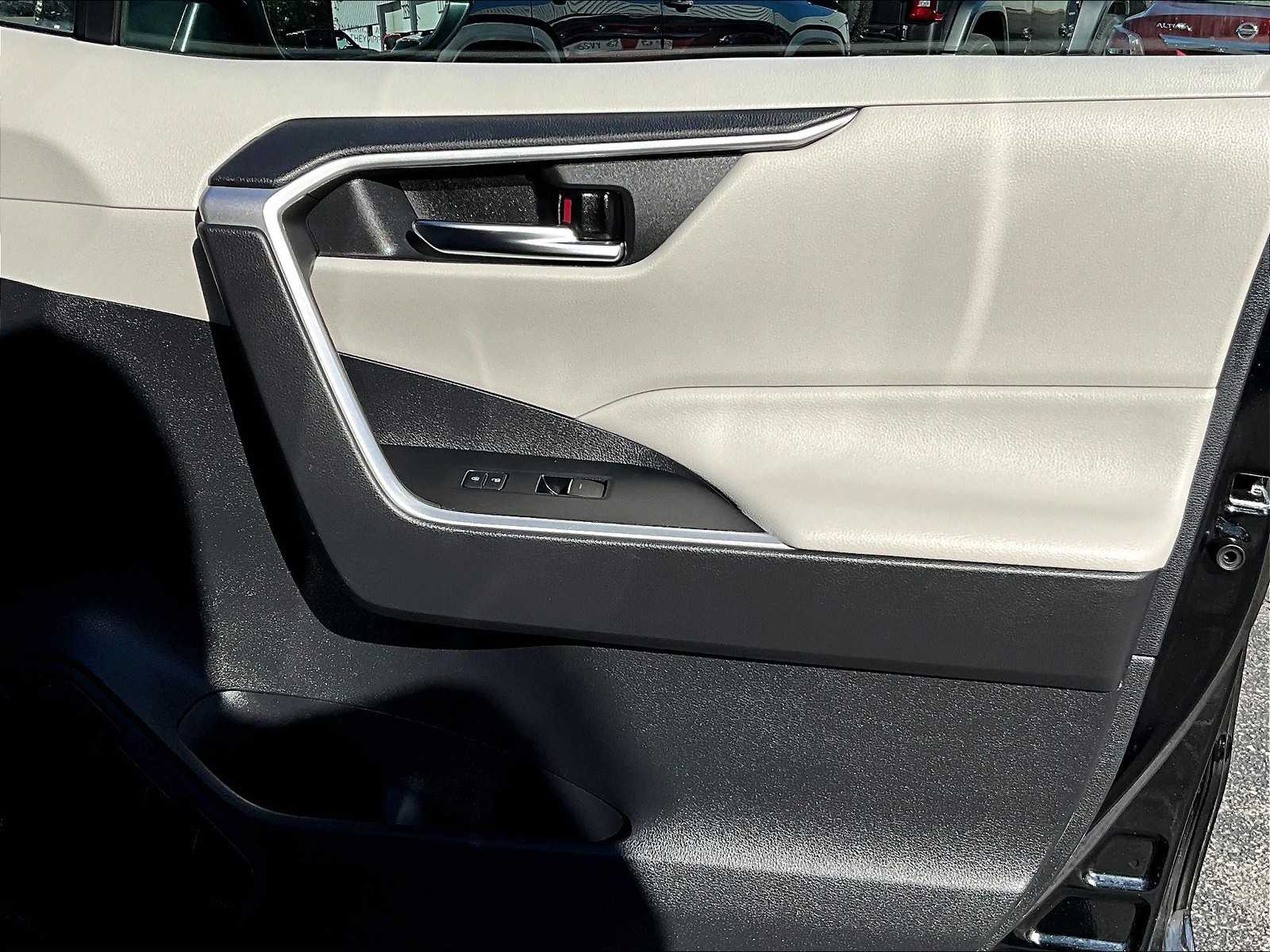 2022 Toyota RAV4 Hybrid XLE - Photo 12