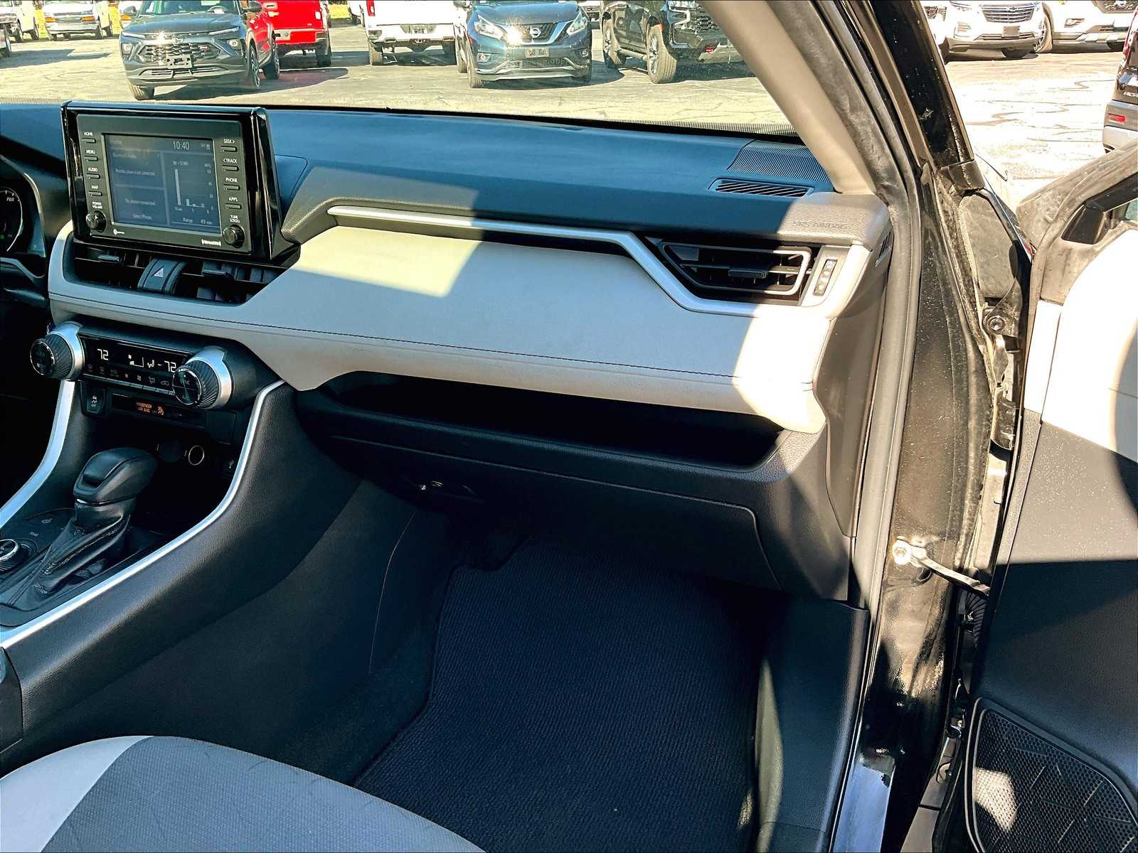 2022 Toyota RAV4 Hybrid XLE - Photo 13