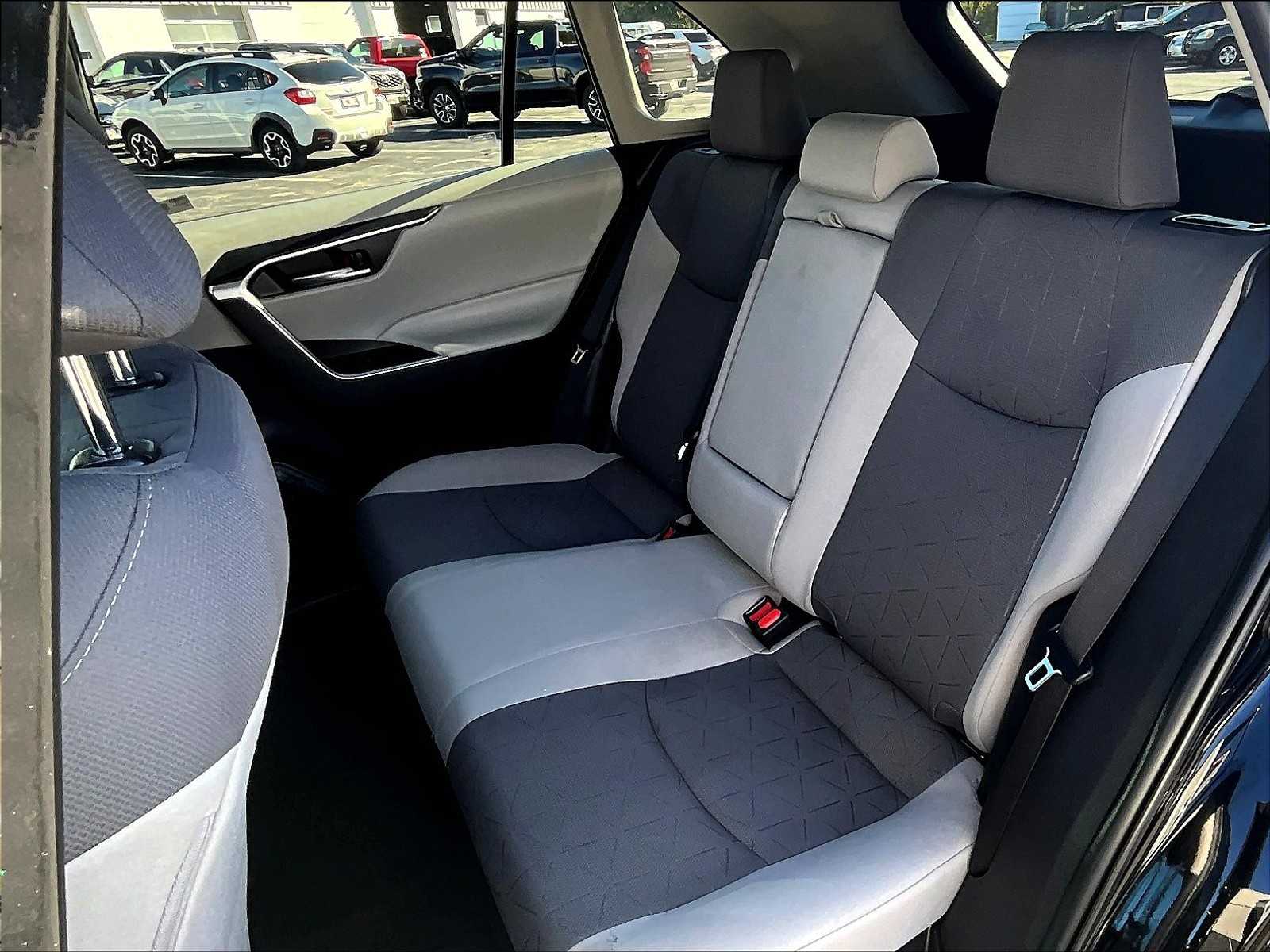 2022 Toyota RAV4 Hybrid XLE - Photo 14