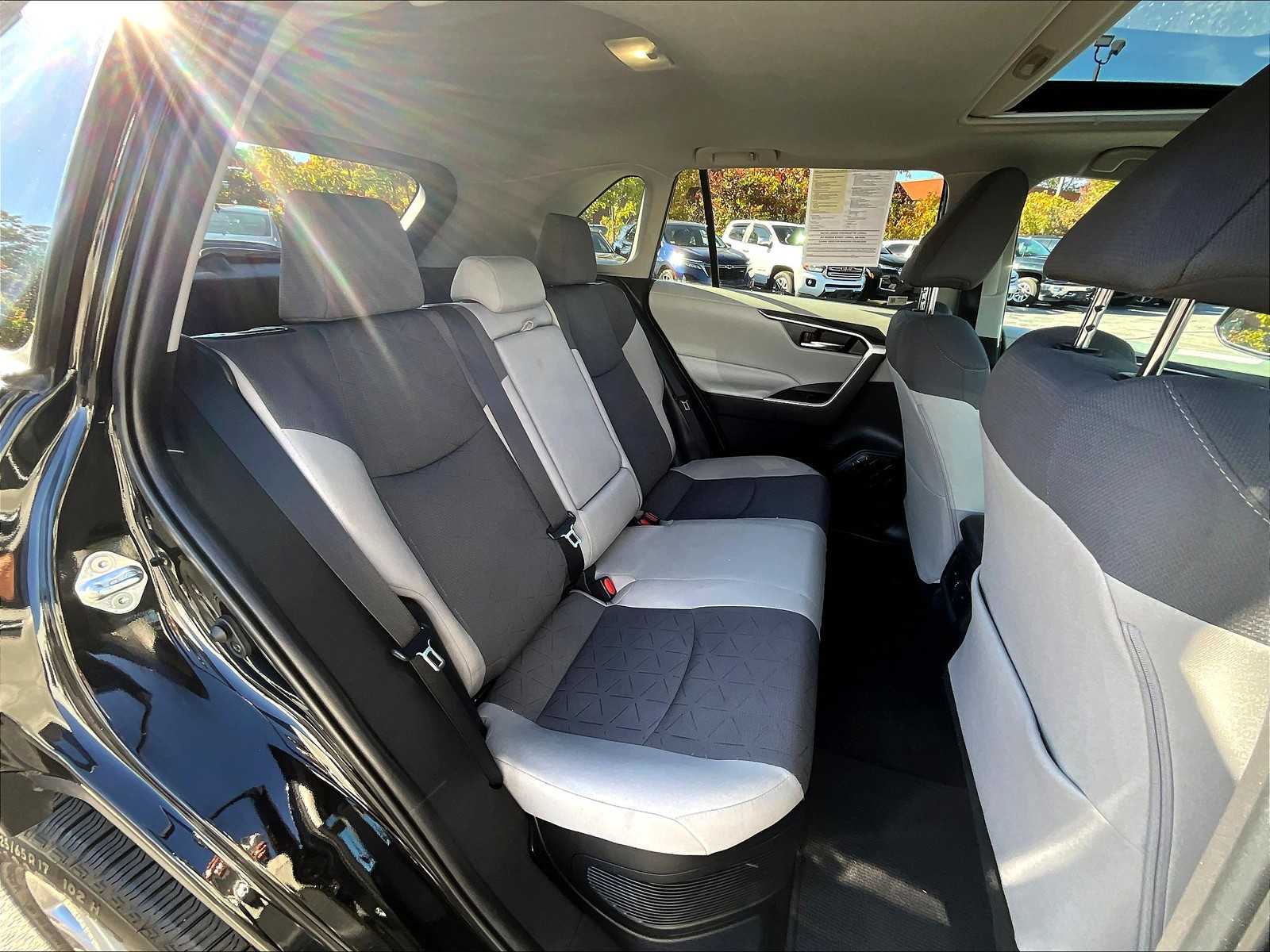 2022 Toyota RAV4 Hybrid XLE - Photo 15