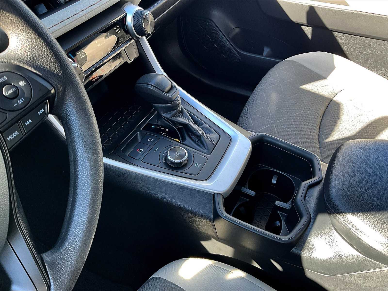 2022 Toyota RAV4 Hybrid XLE - Photo 19