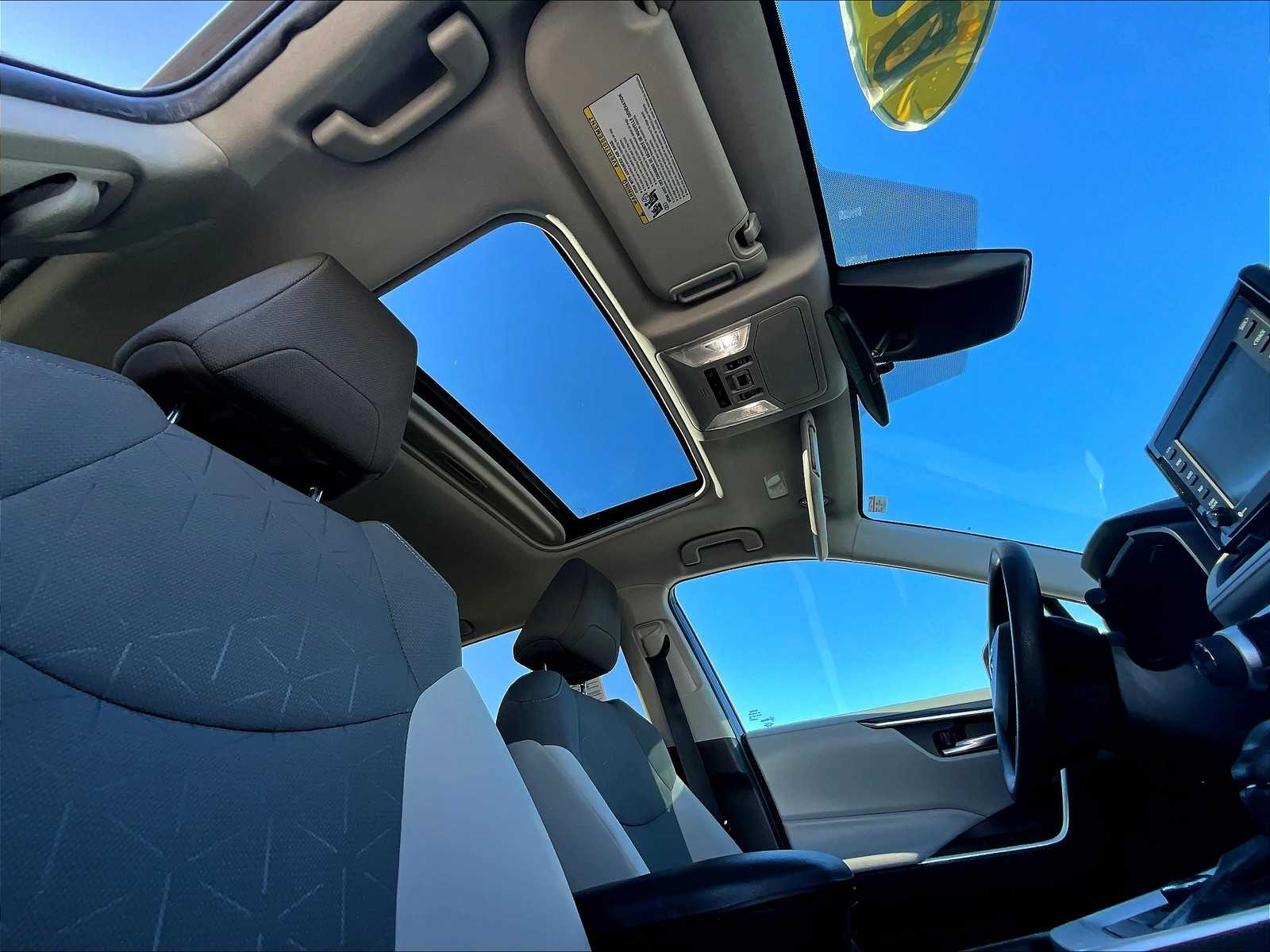 2022 Toyota RAV4 Hybrid XLE - Photo 22