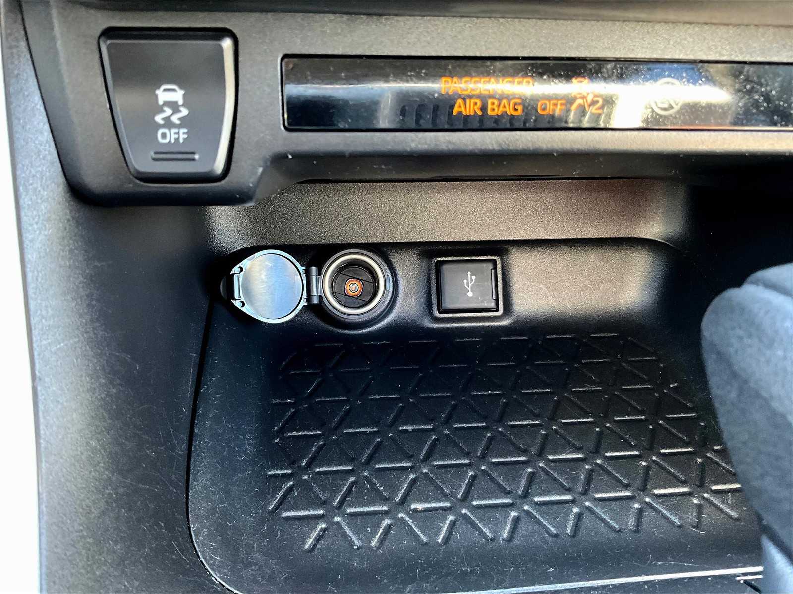 2022 Toyota RAV4 Hybrid XLE - Photo 27