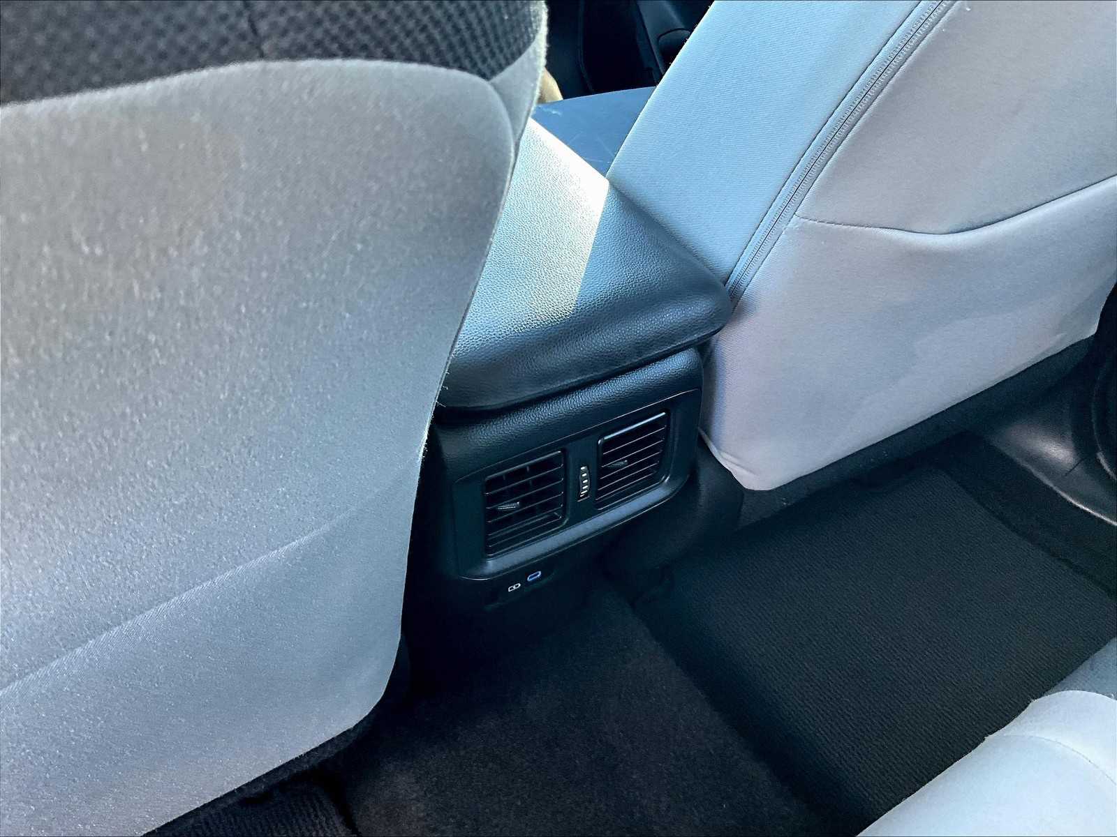 2022 Toyota RAV4 Hybrid XLE - Photo 28