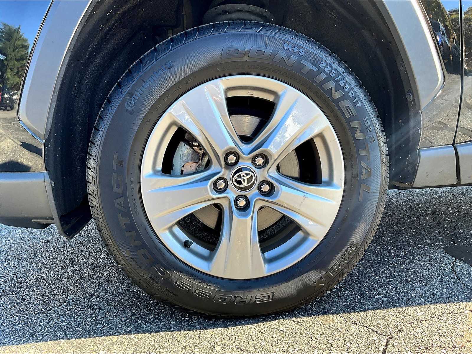 2022 Toyota RAV4 Hybrid XLE - Photo 7