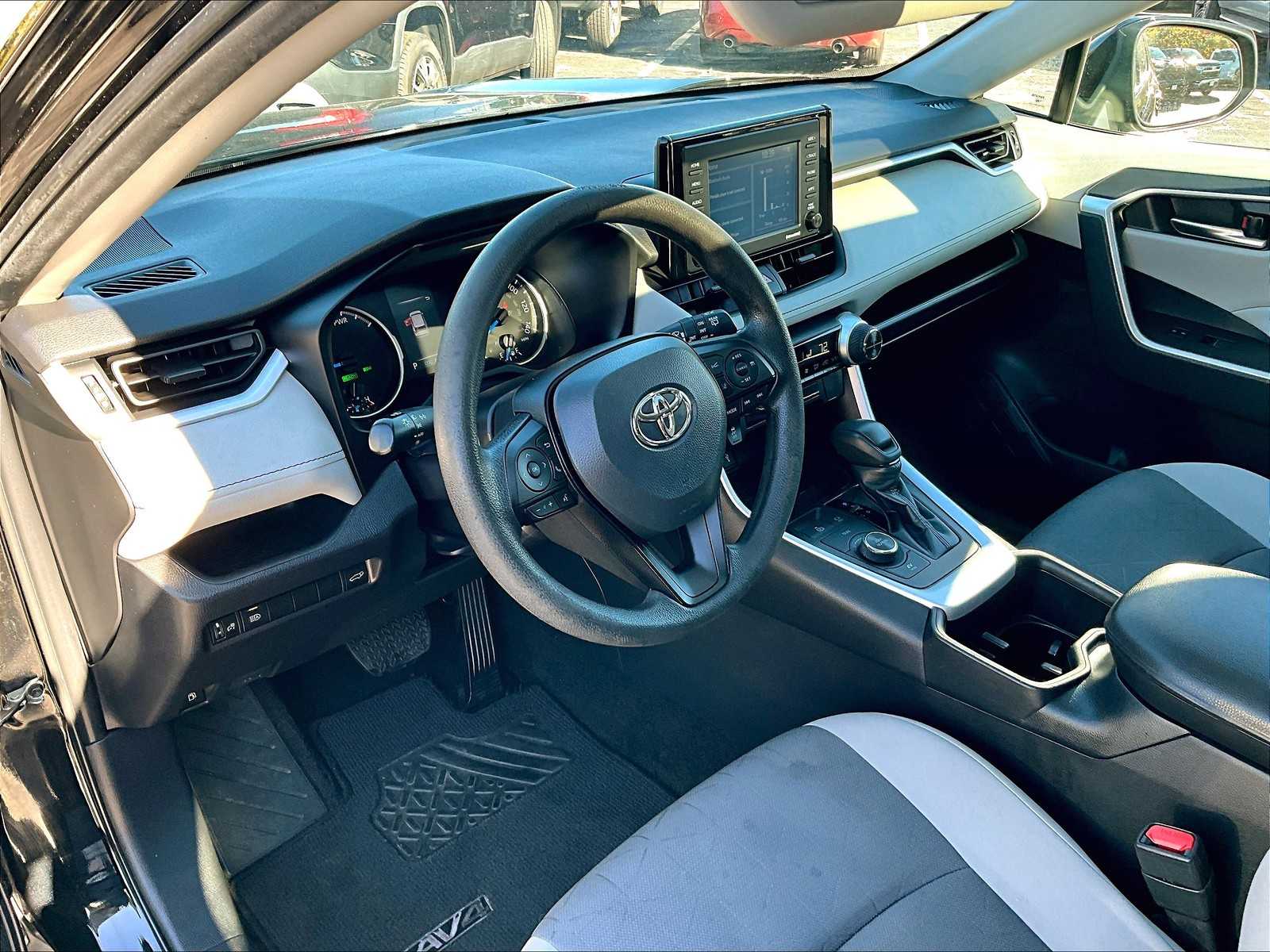 2022 Toyota RAV4 Hybrid XLE - Photo 8