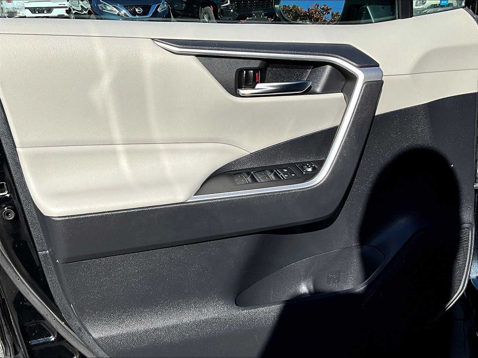 2022 Toyota RAV4 Hybrid XLE - Photo 9